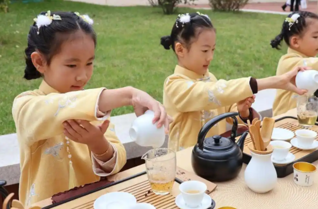 学生课堂上的专心投入文明有序生动展现了校园养成教育的育人成效 学生课堂上的专心投入文明有序生动展现了校园养成教育的育人成效