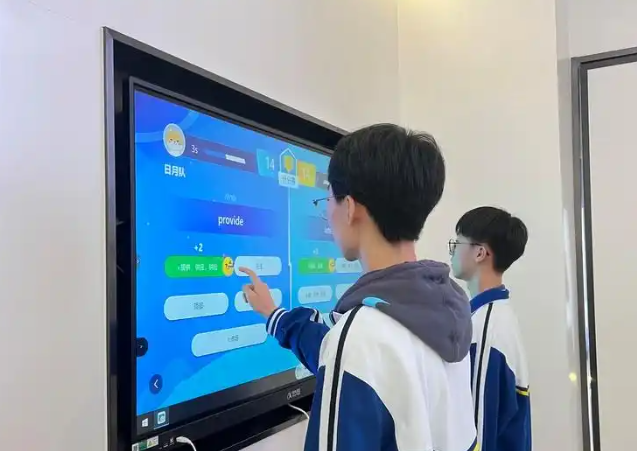 而在智慧教育体会区里学生们围在智能阅卷体系和单词PK 而在智慧教育体会区里学生们围在智能阅卷体系和单词PK